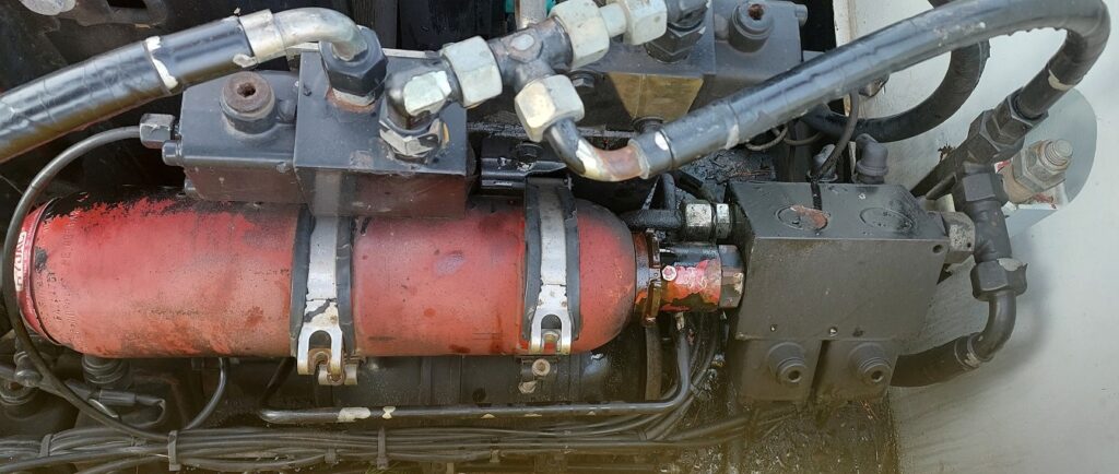 Uzupełnienie gazu w hydroakumulatorach Hydac i Bosch - prace wykonywane przez LamikCranes Łukasz Lamik