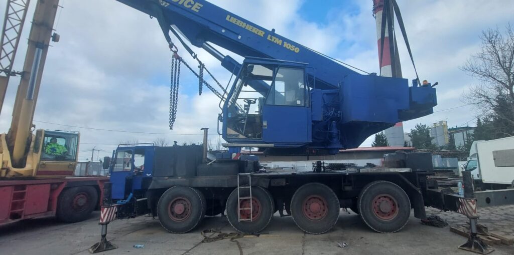 Prace demontażowe wieńca obrotu żurawia samojezdnego LIEBHERR LTM 1050/4 wykonywane przez LamikCranes,