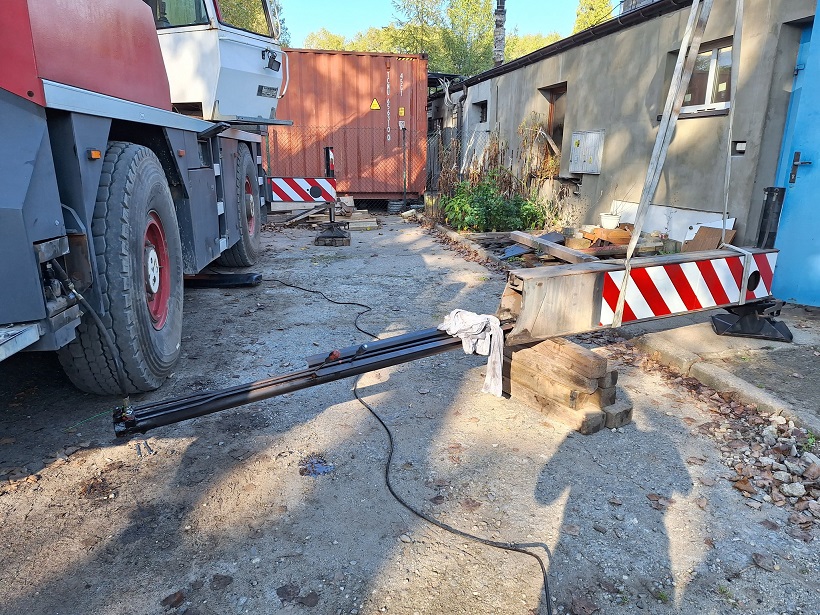 Fotorelacja z uszczelnienia siłownika teleskopowania żurawia samojezdnego LTM 1030