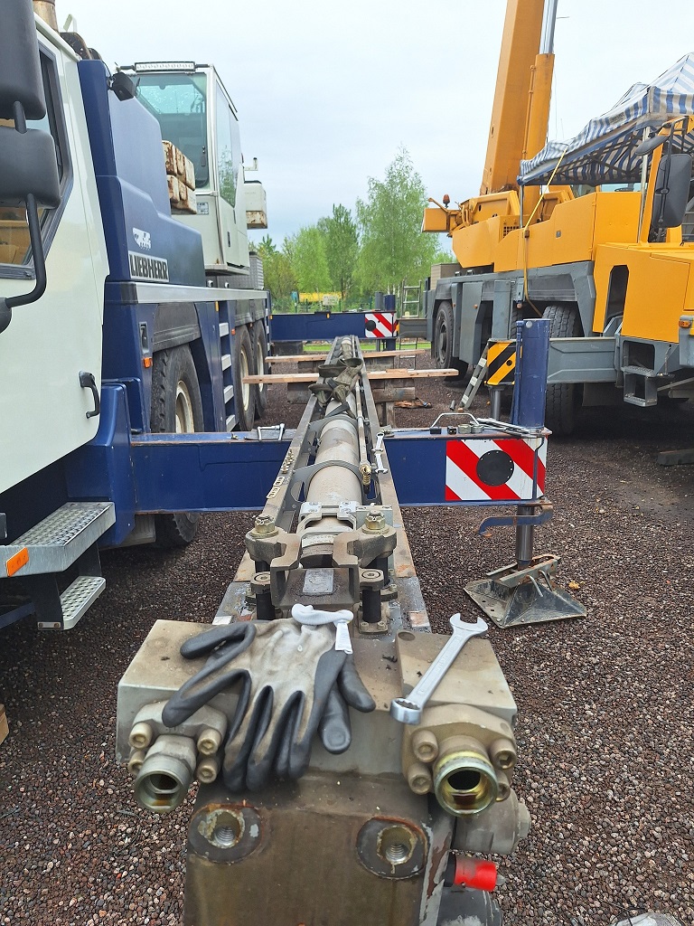 Fotorelacja z wymiany uszczelnień siłownika teleskopowania - LamikCranes.pl