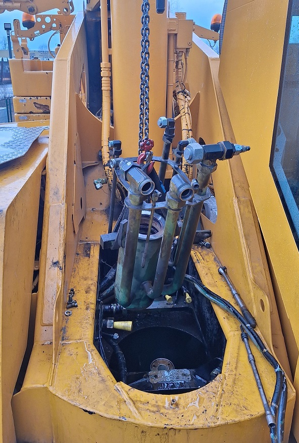 Fotorelacja z wymiany uszczelnień w złączu obrotowym oraz wymiany turbosprężarki w LIEBHERR LTM 1055-3.2