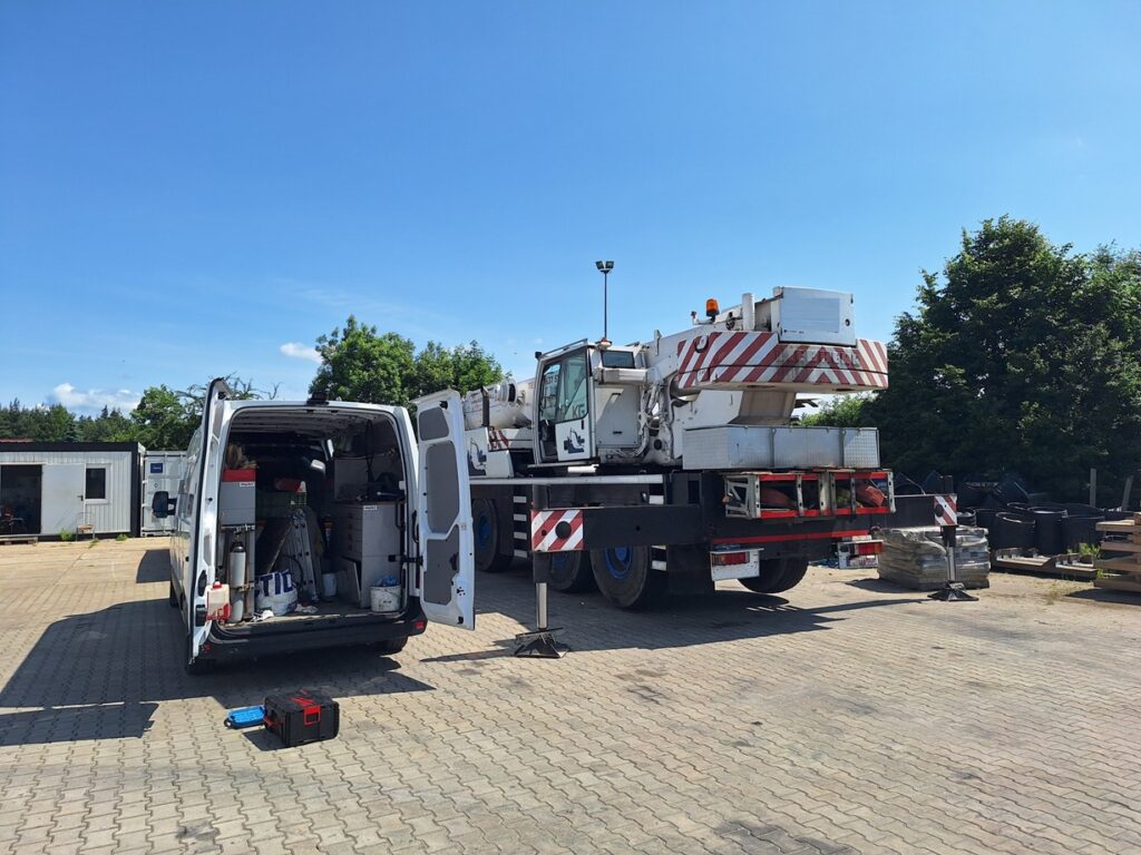 Zrealizowana wymiana sekcji bloku sterowniczego w żurawiu LIEBHERR LTM 1055-3.1 potwierdziła wysokie standardy jakości, jakie cechują serwis żurawi samojezdnych wykonywany przez firmę LamikCranes. Dzięki precyzyjnej pracy żuraw odzyskał pełną funkcjonalność i jest gotowy do dalszej eksploatacji,